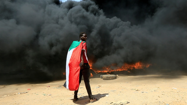 Le Monde: Запад осудил переворот в Судане, а Россия считает его логичным 