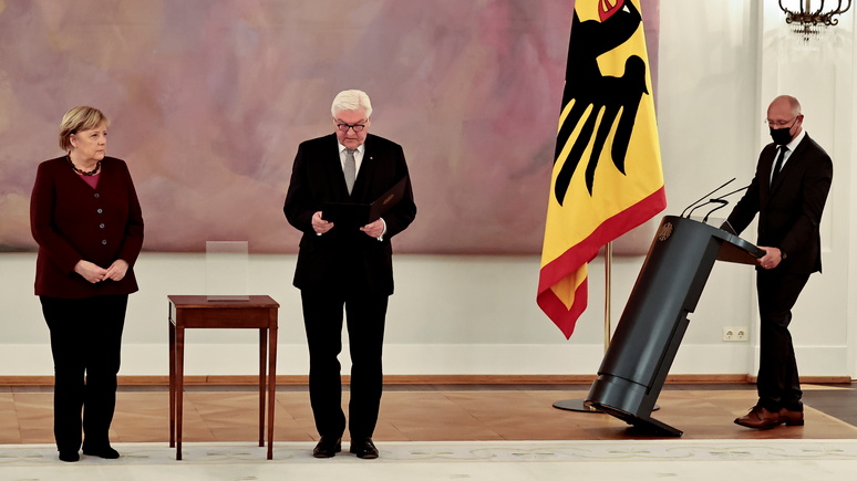 Das Erste: Меркель уведомили об отставке, но попросили пока остаться
