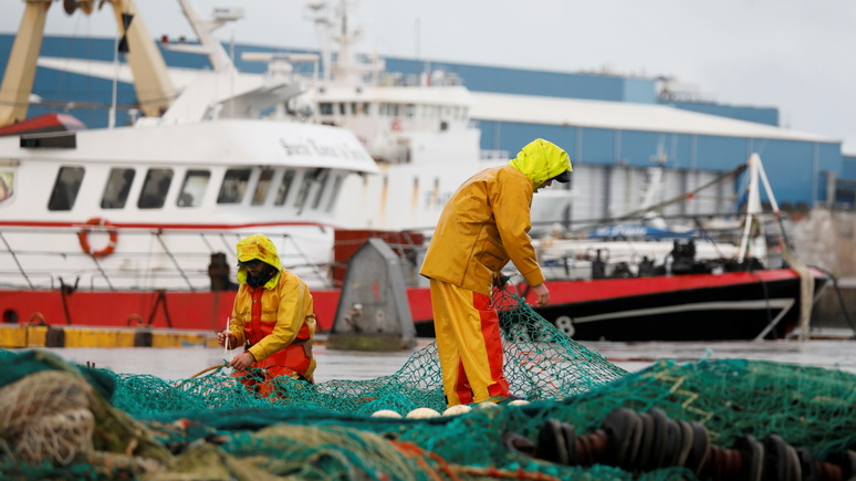 Guardian: Макрон отложил введение санкций против Лондона на время переговоров по рыболовству