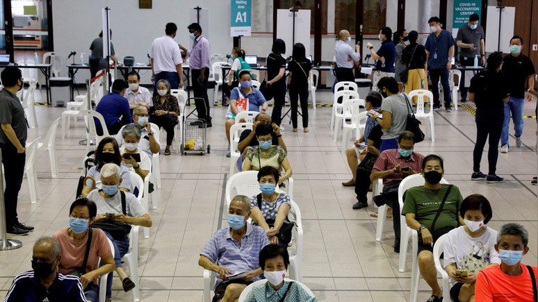 Guardian: власти Сингапура перестанут оплачивать лечение COVID-19 всем, кто отказался от прививки