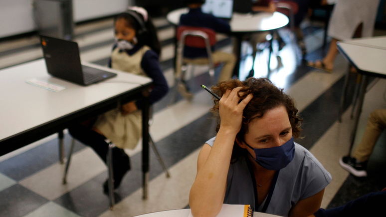 Insider: школы в США массово отменяют занятия — чтобы спасти учителей от психологического выгорания 