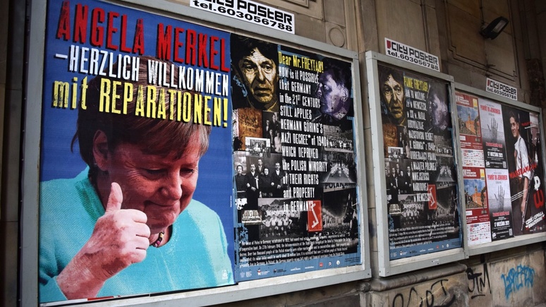 N-TV: на плакатах в Варшаве Меркель в одном ряду с Гитлером и Геббельсом — от Германии требуют репарации