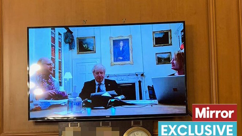 Sky: культура пренебрежения правилами — в разгар локдауна Джонсон принял участие в рождественской викторине