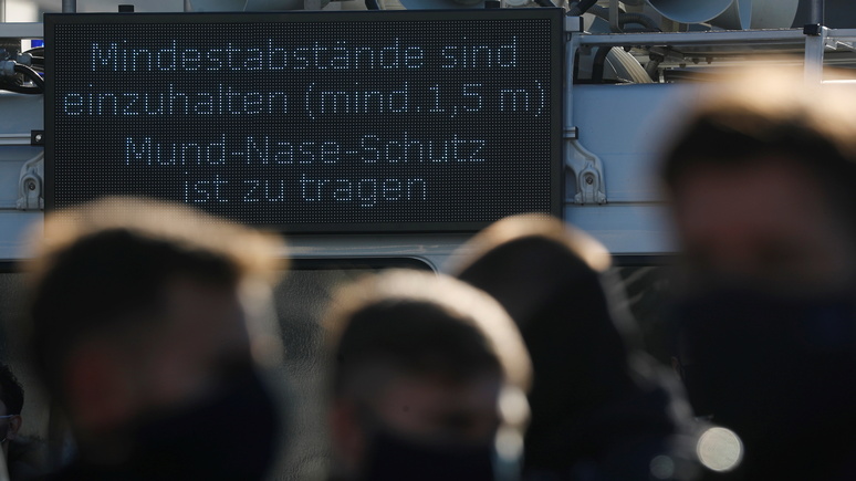 Frei Welt: смех и абсурд — немецкая полиция взяла на вооружение линейку, чтобы проверять дистанцию между протестующими