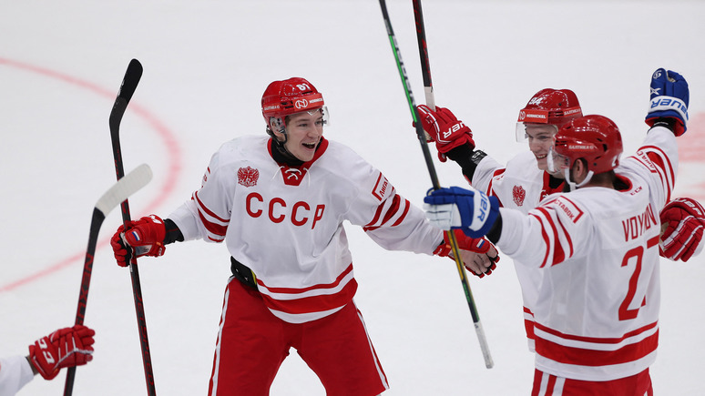 Bloomberg: российские хоккеисты в советской форме шокировали публику