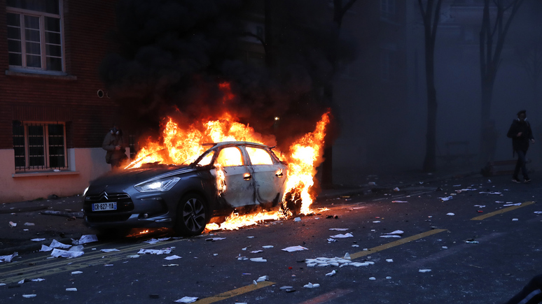 Le Figaro: «всего 874 сожжённых автомобиля» — глава МВД Франции порадовался снижению агрессии в новогоднюю ночь