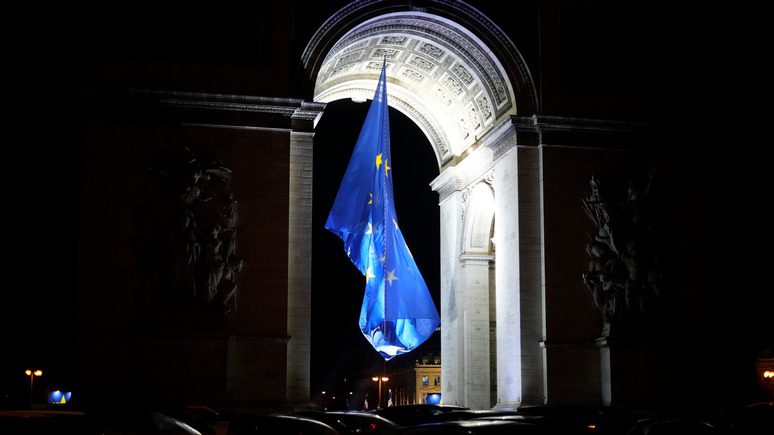FAZ: «стирание французской идентичности» — флаг ЕС под Триумфальной аркой в Париже вызвал политический скандал 