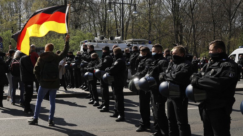 Das Erste: охрана конституции Германии разглядела среди протестующих против коронавирусной политики новых врагов государства