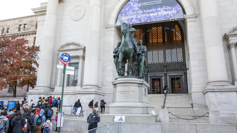 WP: в Нью-Йорке снесли скандальную статую Рузвельта