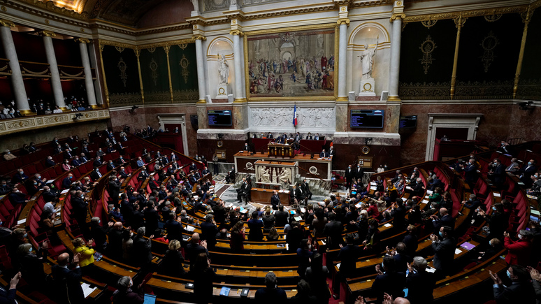 Le Figaro: «методичное разрушение семьи» — во Франции рассматривают законопроект о свободной смене фамилии