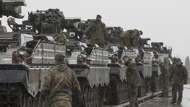 «К бою готовы»: Sky News подсчитал, сколько солдат сможет поставить под ружьё НАТО в случае «вторжения на Украину»