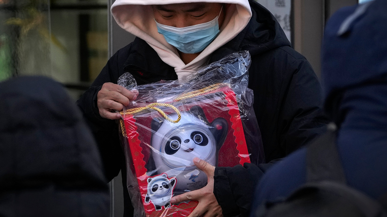 SHINE: внезапная популярность — в Пекине дефицит сувениров с главным олимпийским талисманом 