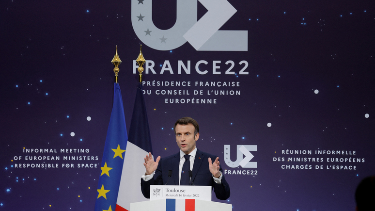 Le Figaro: Макрон спешит решить международные проблемы до выдвижения на президентских выборах