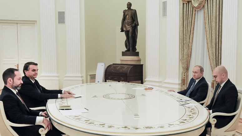 N-TV: для встречи с Болсонару Путин выбрал стол покороче, чем для европейских лидеров