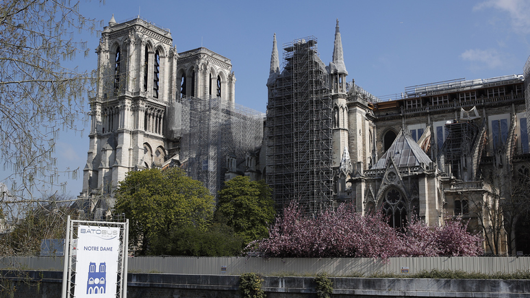 Le Figaro: мэр Парижа разгневала общественность, потребовав от Нотр-Дама уплаты налога на строительство