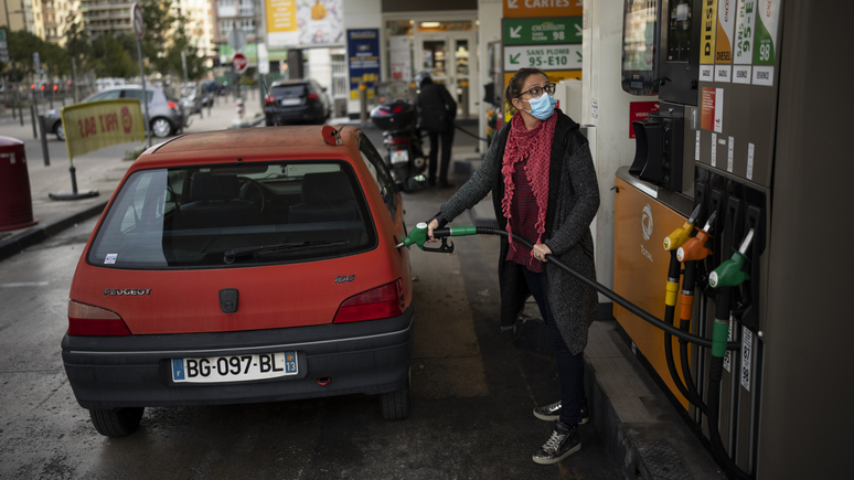 «Разбавляют спиртом или заливают поменьше» — Le Monde рассказала, как французы справляются с повышением цен на бензин