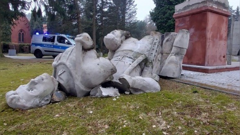 Onet: полиция ищет вандалов, уничтоживших памятник советским воинам-освободителям в польском Кошалине