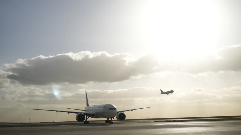 Le Figaro: авиакомпаниям приходится отменять и перестраивать маршруты из-за санкций
