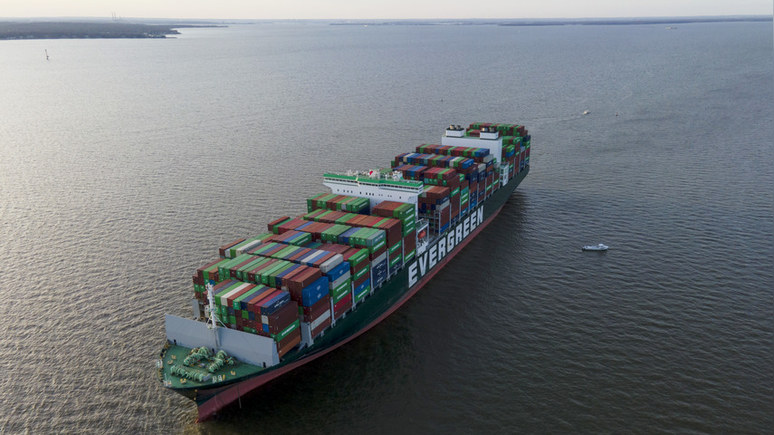 Guardian: очередной контейнеровоз компании Evergreen застрял на мелководье