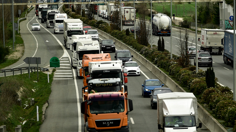 France Blue: во Франции водители грузовиков заблокировали трассу из-за роста цен на бензин