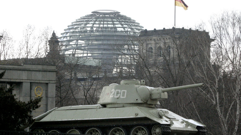 «Символ немецкой покорности» — журналист Freie Welt призвал убрать советские танки у Рейхстага