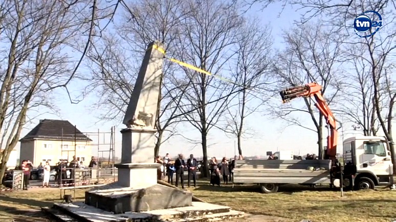 TVN24: первым делом откололи Красную Звезду — в Польше снесли ещё один монумент памяти героев Советской армии