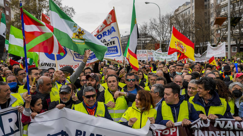 ABC: правительство Испании не сумело договориться о прекращении забастовок из-за взлетевших цен на топливо