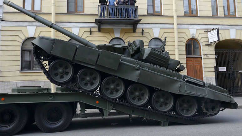 BFM TV: США ищут в Европе советское оружие для отправки на Украину