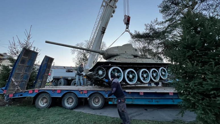 Вести: на Западной Украине демонтировали памятник советскому танку