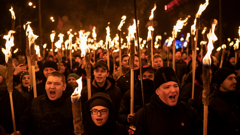 Jacobin: обеляя «Азов», западная пресса обостряет украинский кризис