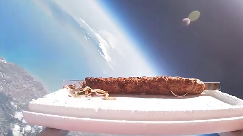 Hürriyet: первый кебаб в космосе — турецкий повар запустил своё блюдо в стратосферу на воздушном шаре