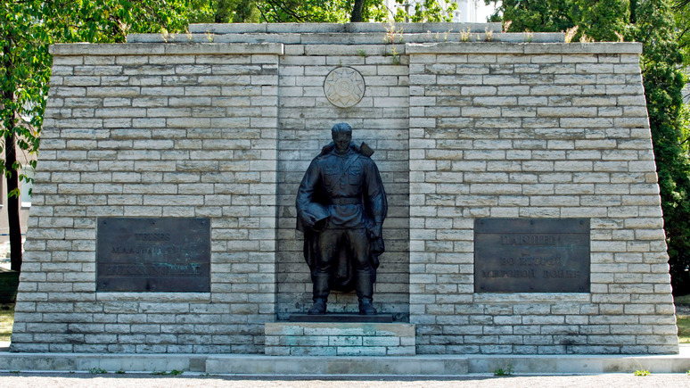 ERR: вандалы повредили статую Бронзового солдата на военном кладбище в Таллине