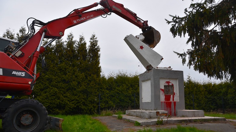 Onet: «один за другим» — Польша сносит монументы советским солдатам 