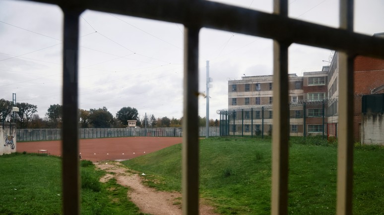 Le Figaro: «в тюрьмах нет мест» — французский адвокат объяснил рост рецидивов преступлений во Франции