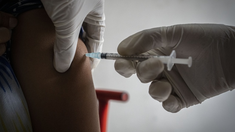 Bloomberg: спрос на вакцины от COVID-19 резко упал, но отказ от них грозит новой волной заражения