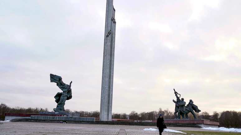 DELFI: парламент Латвии разрешил снос памятника Освободителям Риги