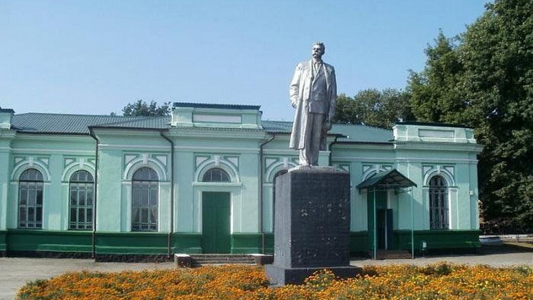 СТРАНА: на Украине снесли ещё один памятник Максиму Горькому