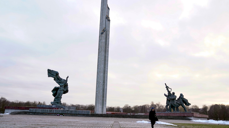 DELFI: на демонтаж памятника советским воинам в Риге может уйти до нескольких миллионов евро 