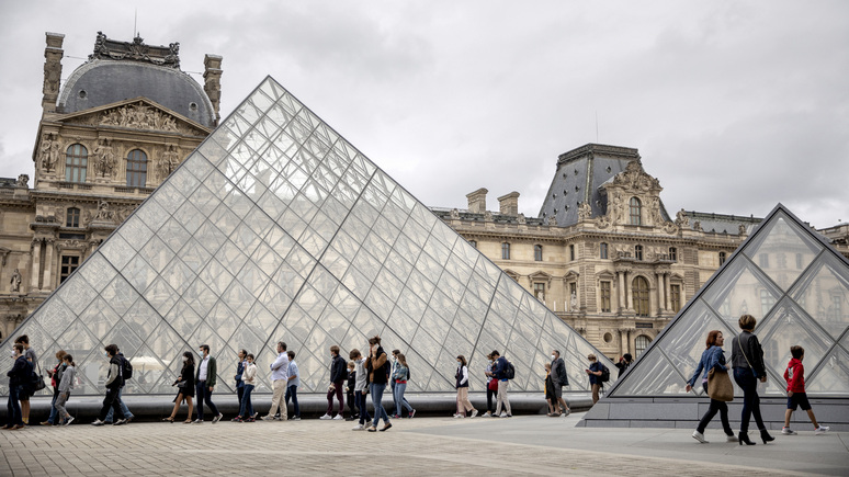 Le Figaro: на экс-директора Лувра завели дело о мошенничестве с предметами древности 