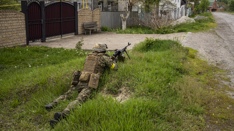 Le Figaro: «с автоматом против танков» — украинских добровольцев посылают в бой без оружия и подготовки