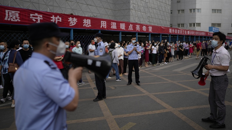 The Guardian: Шанхай закроет район в 2,7 млн человек для тестирования на коронавирус