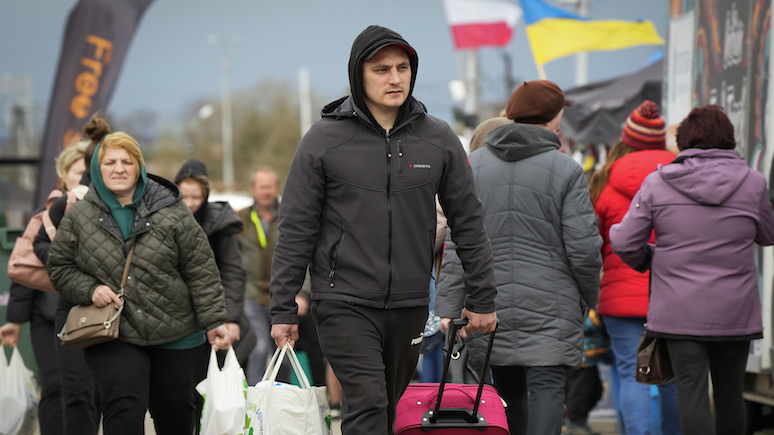 Rzeczpospolita: украинская таможня даёт добро за взятки — в Польше фиксируют увеличение числа беженцев призывного возраста