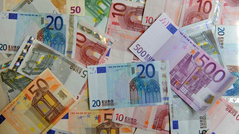 Le Nouvel Observateur: «в отчаянном положении» — курс евро к доллару достиг 20-летнего минимума