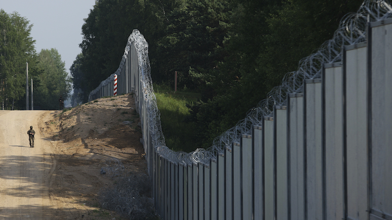 При помощи верёвки и лестницы: Wirtualna Polska о том, как мигранты преодолевают польский «забор»