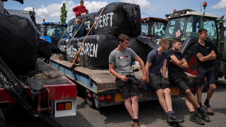 Spiegel: в Нидерландах полиция открыла огонь по тракторам протестующих фермеров 
