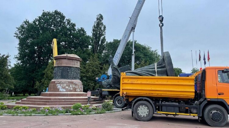 СТРАНА: на Украине снесли памятник в честь 300-летия воссоединения с Россией