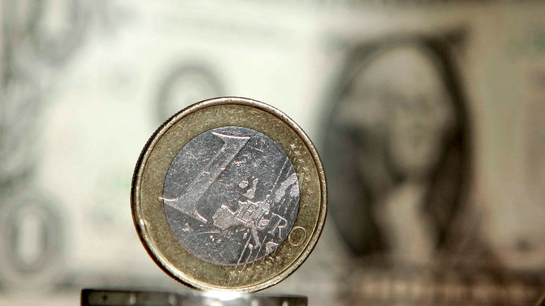 CNN: впервые за 20 лет евро сравнялся в цене с долларом