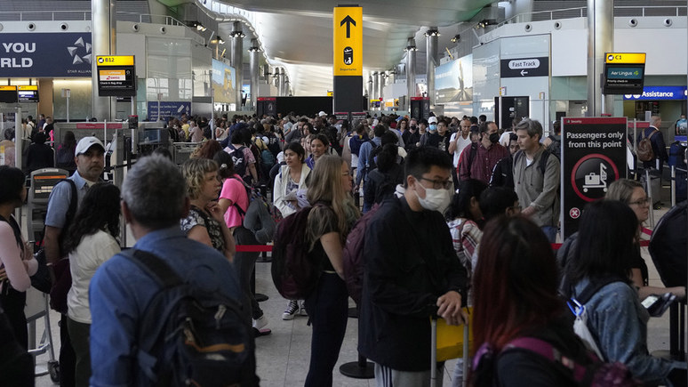 Bloomberg: аэропорт Хитроу просит авиакомпании продавать меньше билетов в попытке избежать хаоса