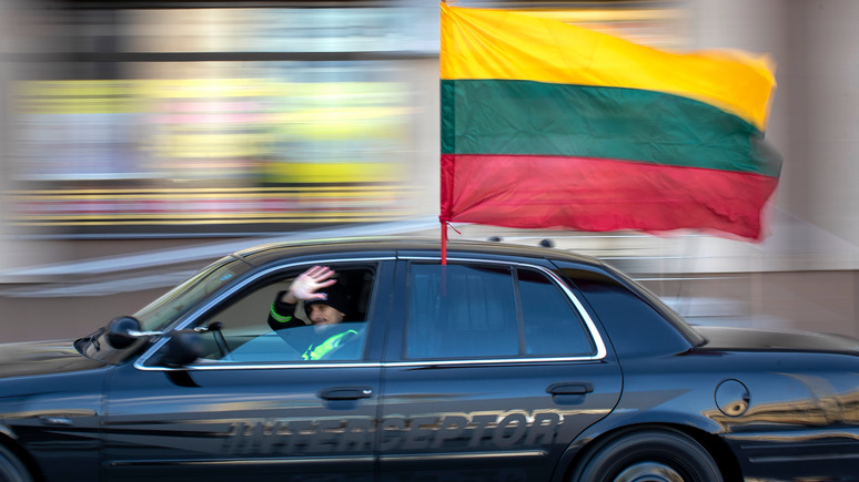 УП: литовцы стали меньше пользоваться автомобилями из-за высоких цен на бензин
