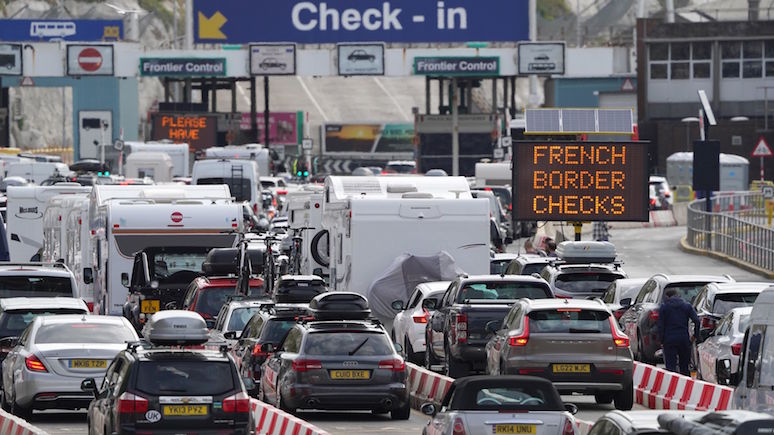 DM: «обращаются хуже, чем со скотом» — британцы часами стоят в очередях на паспортный контроль, чтобы попасть во Францию